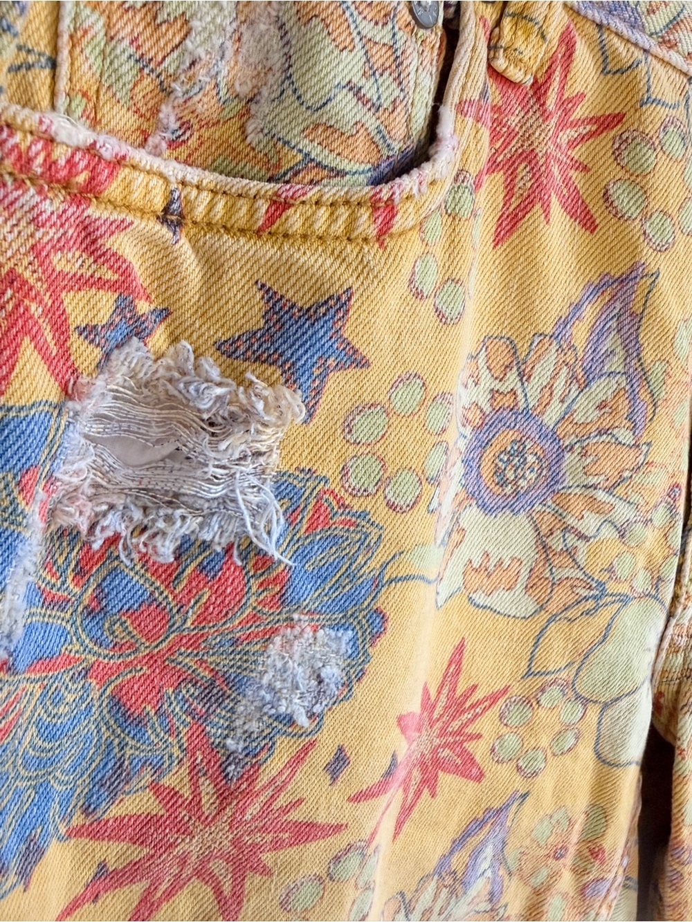 Free People We The Free Alani Printed Cutoff Yellow Floral Bermuda Shorts SZ 27 - Picture 5 of 9
